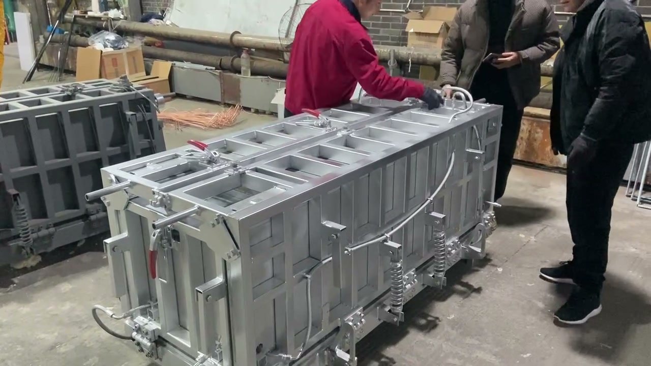 Refrigerator Foaming Mould with Retractable Inner Panel — Russian Cabinet Maker, 2026