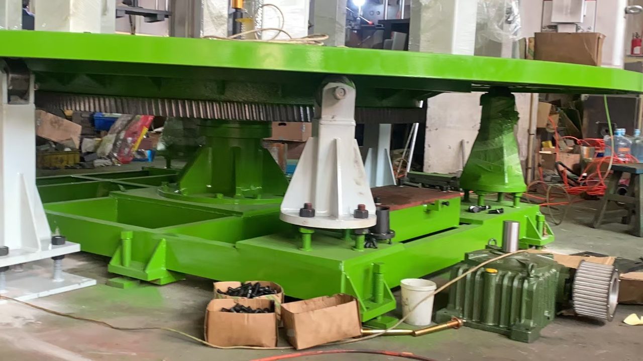 Carousel drive — slewing gear ring + worm-gear reducer + AC motor