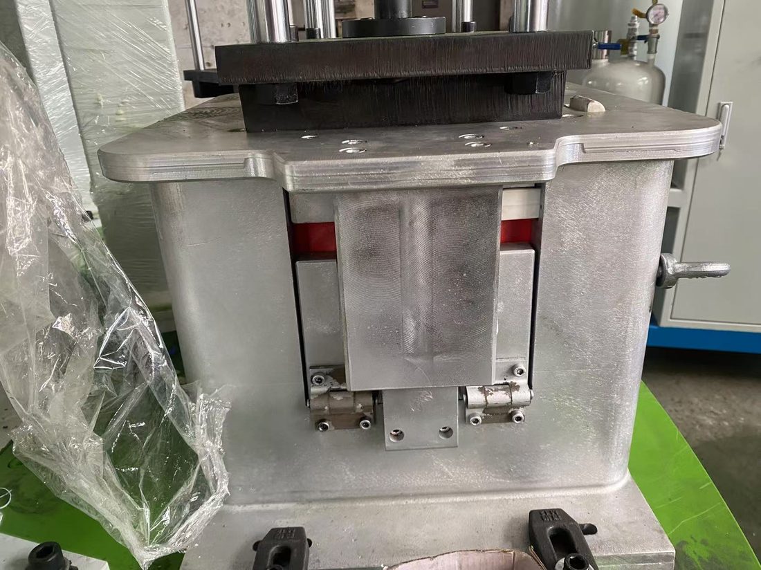 Jig clamp close-up — upper plate engaged, mechanical lock + bristle dust-seal