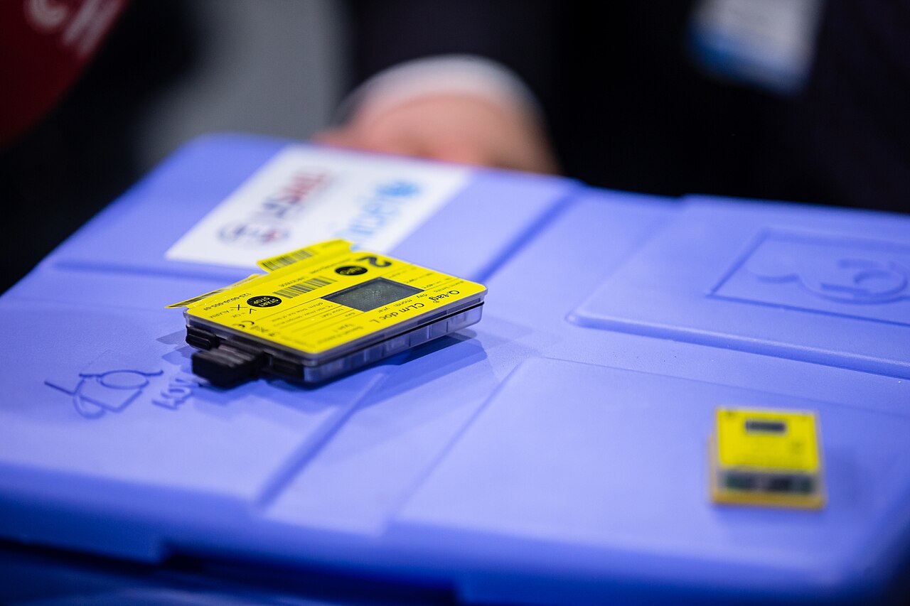 Rigid PU-foam-cored vaccine cold-chain box with temperature data logger — WHO PQS-spec UNICEF cold box